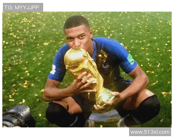 球星身着西装优雅登场绿茵场外尽显足球与时尚完美融合魅力